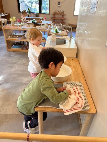 Dandelion-Montessori-School-children-washing-dishes