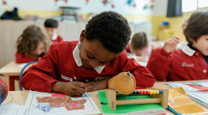 Hattemer-Bilingue-child-in-classroom