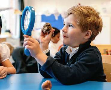 ICS-Paris-child-magnifying-glass