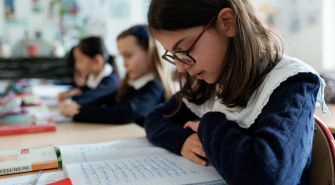 Hattemer-Bilingue-children-in-classroom