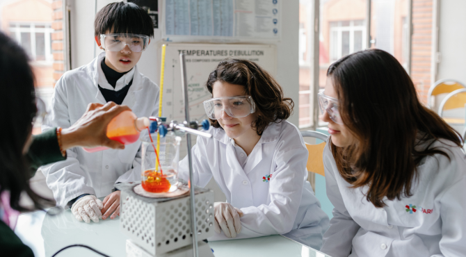 ICS-Paris-International-School-students-in-lab