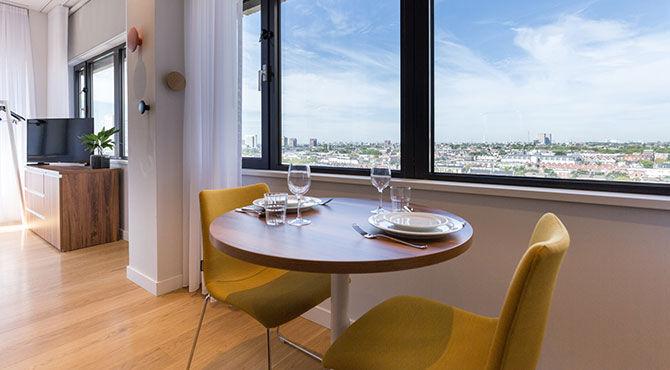 PREMIER SUITES Rotterdam: dining room and view of the city