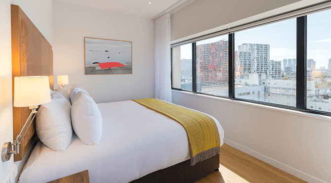 PREMIER SUITES Rotterdam: dining room and view of the city