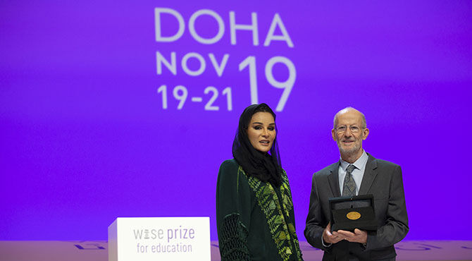Her Highness Sheikha Moza bint Nasser presents Larry Rosenstock with the WISE Prize for Education