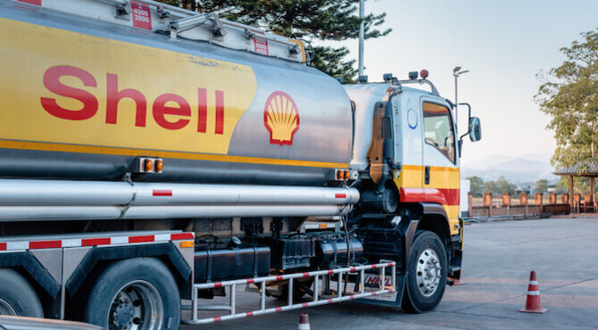 Image of Shell oil tanker poised to leave