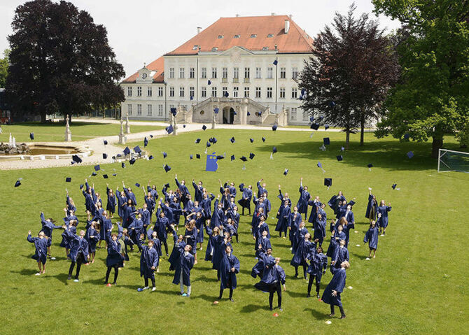 BIS-graduation-building