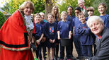 Last Friday, TASIS The American School in England welcomed the Mayor of Runnymede, Cllr. Elaine Gill, to its Thorpe campus for a tree-planting ceremony in honour of the upcoming Platinum Jubilee of Her Majesty, Queen Elizabeth II.