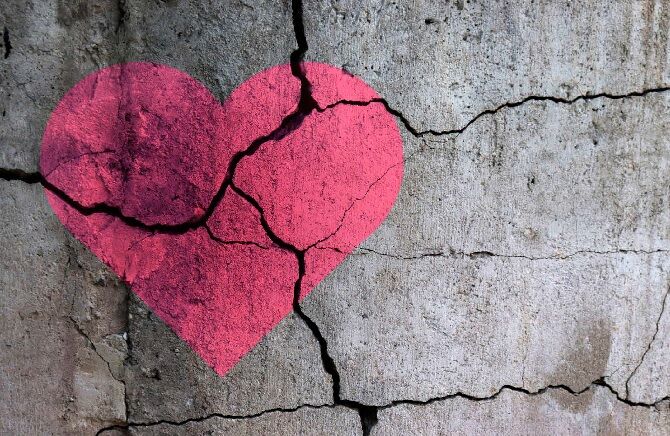 Image of broken heart painted on concrete