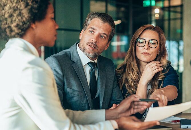 Image-of-women-and-man-office-meeting